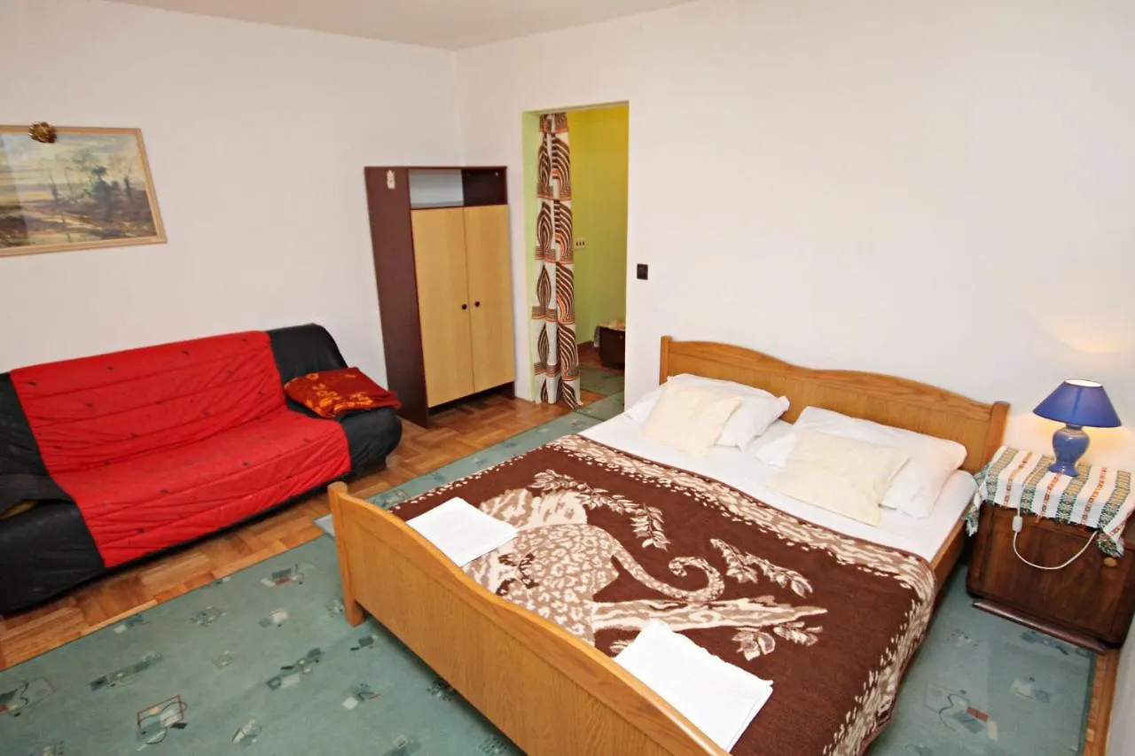 Apartments With A Parking Space Novi Vinodolski - 5582