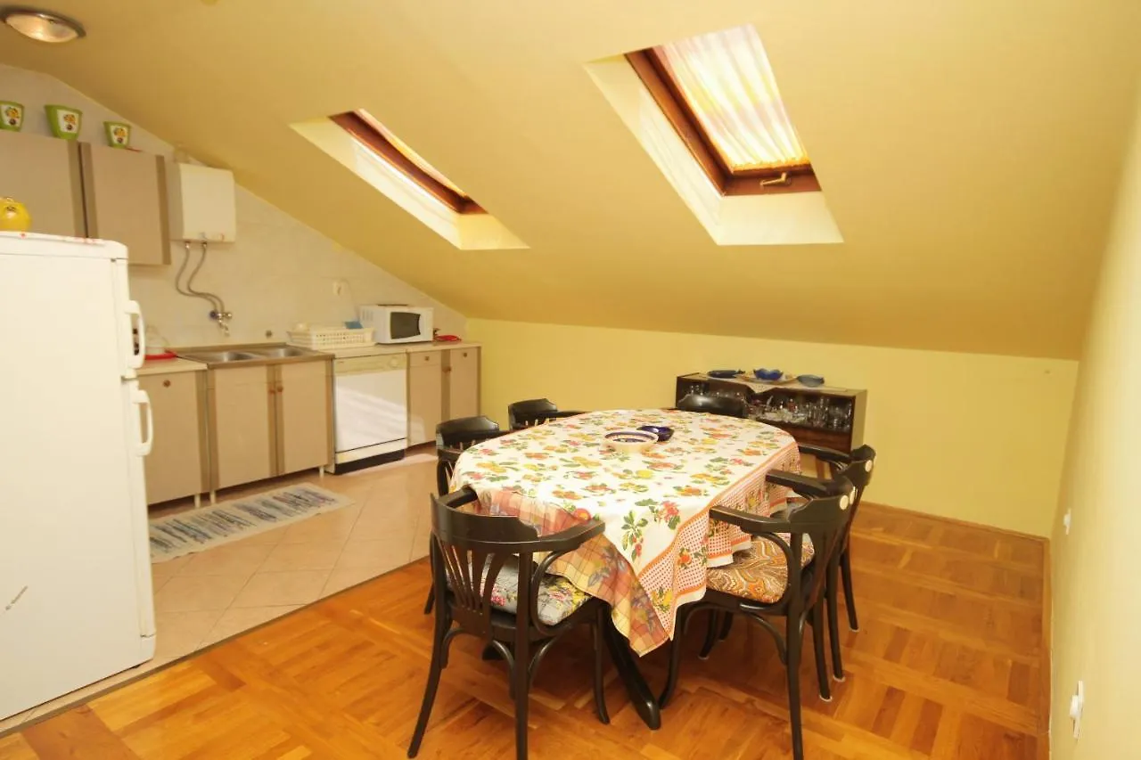 Apartments With A Parking Space Novi Vinodolski - 5582